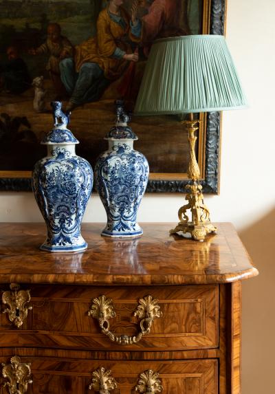 PAIR OF 18TH CENTURY DELFT BALUSTER VASES WITH LIDS
