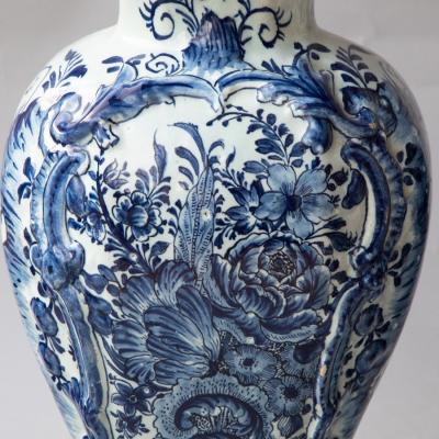 PAIR OF 18TH CENTURY DELFT BALUSTER VASES WITH LIDS