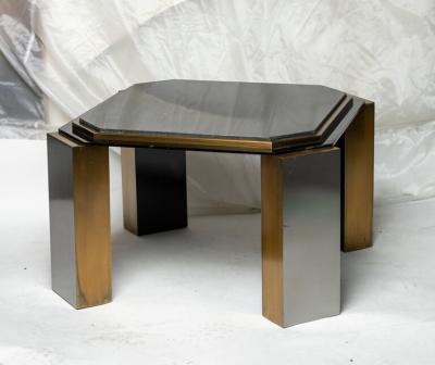 PAIR OF 1980S MODERNIST LOW TABLES IN ENAMELED STEEL AND PATINATED BRASS