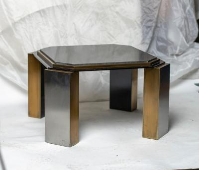 PAIR OF 1980S MODERNIST LOW TABLES IN ENAMELED STEEL AND PATINATED BRASS