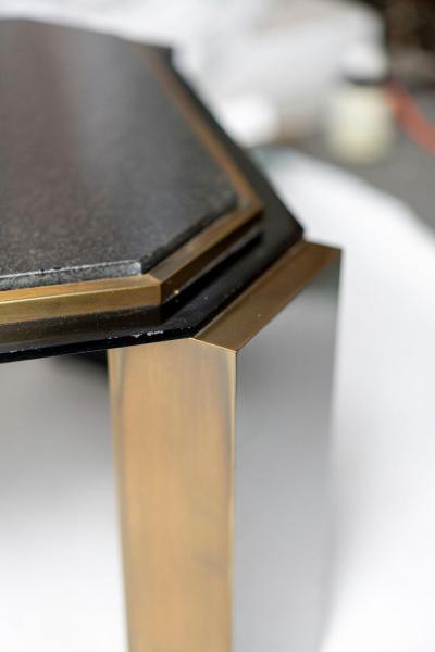 PAIR OF 1980S MODERNIST LOW TABLES IN ENAMELED STEEL AND PATINATED BRASS