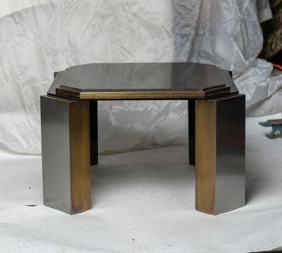 PAIR OF 1980S MODERNIST LOW TABLES IN ENAMELED STEEL AND PATINATED BRASS