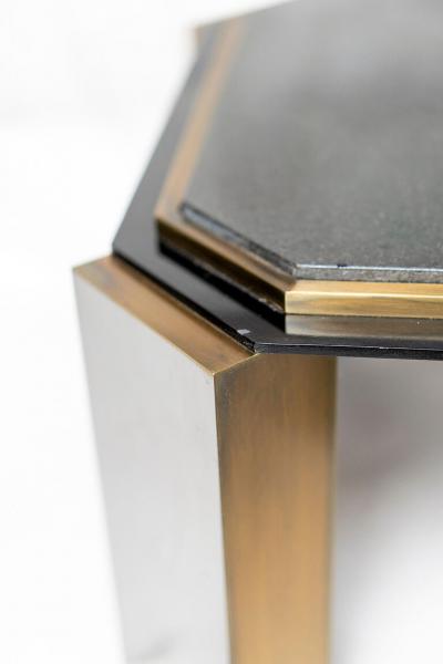 PAIR OF 1980S MODERNIST LOW TABLES IN ENAMELED STEEL AND PATINATED BRASS