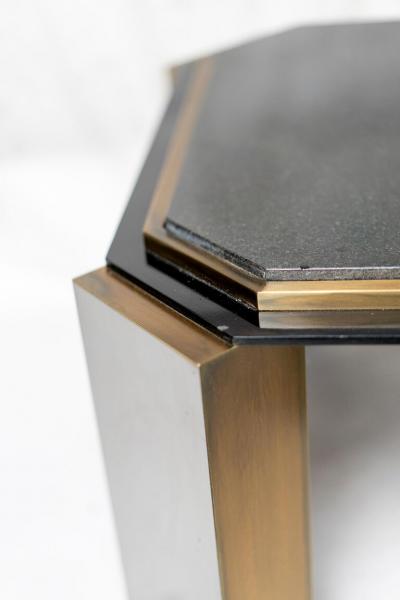 PAIR OF 1980S MODERNIST LOW TABLES IN ENAMELED STEEL AND PATINATED BRASS