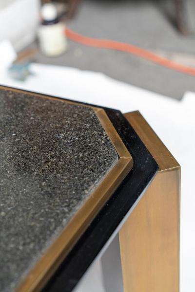 PAIR OF 1980S MODERNIST LOW TABLES IN ENAMELED STEEL AND PATINATED BRASS