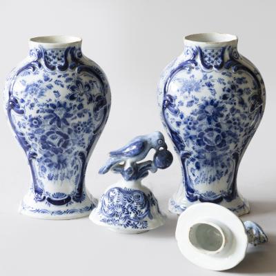 PAIR OF 19TH CENTURY DELFT BALUSTER VASES WITH LIDS