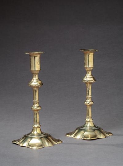 PAIR OF BRASS CANDLESTICKS WITH PETAL BASES
