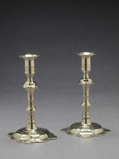 PAIR OF BRASS CANDLESTICKS WITH PETAL BASES