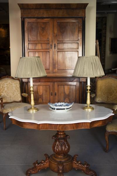 PAIR OF EARLY 19TH CENTURY GILT BRONZE CANDLESTICKS CONVERTED TO TABLE LAMPS