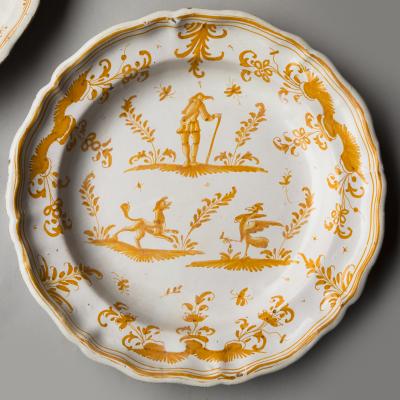 PAIR OF YELLOW AND WHITE SERVING PLATES WITH SHAPED RIMS