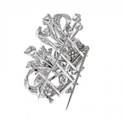 PLATINUM 10 CARAT ROUND AND BAGUETTE FOUNTAIN BROOCH