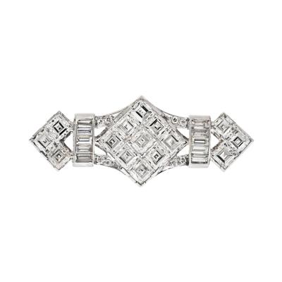 PLATINUM 4 50 CARATS CARRE BAGUETTE AND ROUND CUT DIAMOND BROOCH
