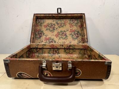 PRISTINE 1930S LUGGAGE WITH PERIOD TRAVEL STICKERS