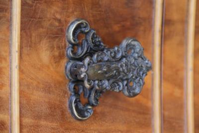 Pair Chippendale Style Walnut Burr Nightstands Lamp Tables