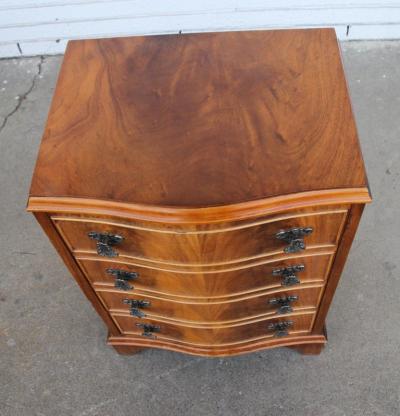 Pair Chippendale Style Walnut Burr Nightstands Lamp Tables