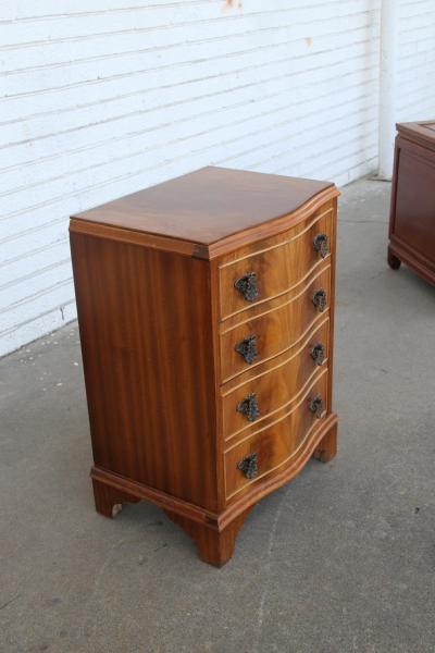 Pair Chippendale Style Walnut Burr Nightstands Lamp Tables