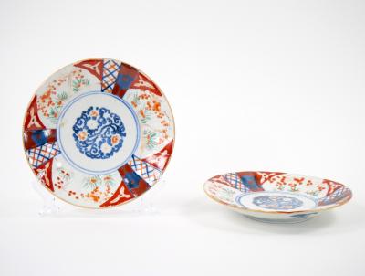 Pair Imari Porcelain Chinese Export Decorative Plates