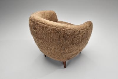 Pair of Curved Armchairs with Tapered Wooden Legs Europe Mid 20th Century