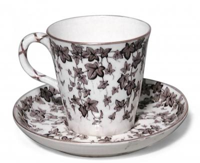 Pair of English Victorian Porcelain Teacups and Saucers