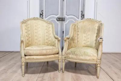 Pair of French Louis XVI Style 1900s Painted and Carved Berg res Oreilles