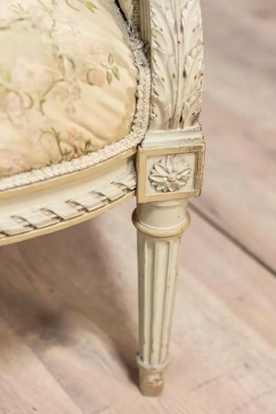 Pair of French Louis XVI Style 1900s Painted and Carved Berg res Oreilles