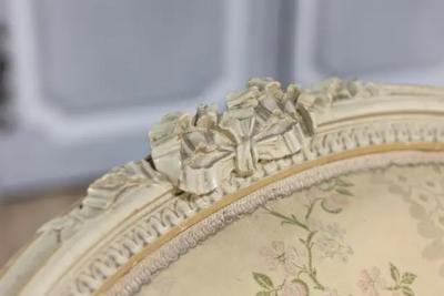 Pair of French Louis XVI Style 1900s Painted and Carved Berg res Oreilles
