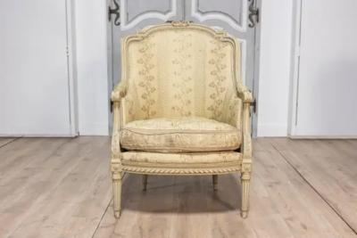 Pair of French Louis XVI Style 1900s Painted and Carved Berg res Oreilles