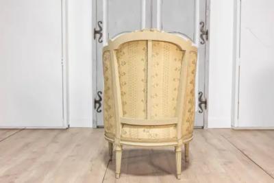 Pair of French Louis XVI Style 1900s Painted and Carved Berg res Oreilles