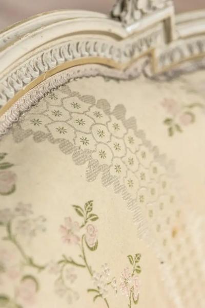 Pair of French Louis XVI Style 1900s Painted and Carved Berg res Oreilles