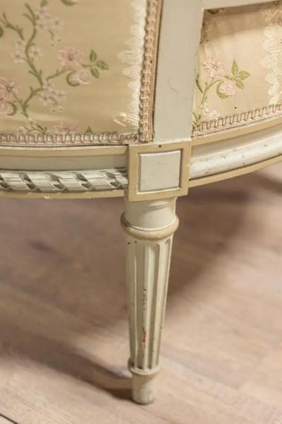 Pair of French Louis XVI Style 1900s Painted and Carved Berg res Oreilles