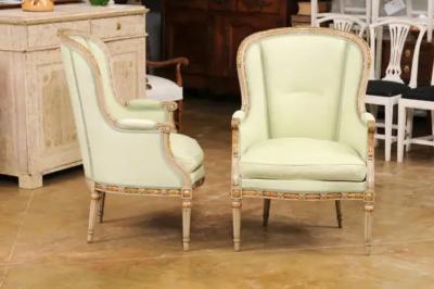 Pair of French Louis XVI Style 1900s Painted and Parcel Gilt Berg res Chairs
