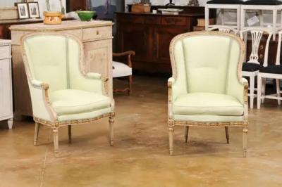 Pair of French Louis XVI Style 1900s Painted and Parcel Gilt Berg res Chairs