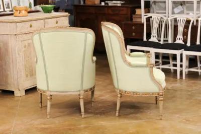 Pair of French Louis XVI Style 1900s Painted and Parcel Gilt Berg res Chairs