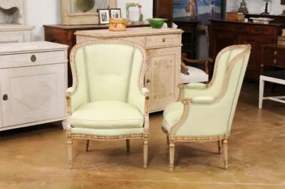 Pair of French Louis XVI Style 1900s Painted and Parcel Gilt Berg res Chairs