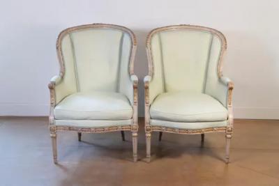 Pair of French Louis XVI Style 1900s Painted and Parcel Gilt Berg res Chairs