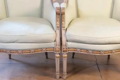 Pair of French Louis XVI Style 1900s Painted and Parcel Gilt Berg res Chairs