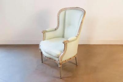 Pair of French Louis XVI Style 1900s Painted and Parcel Gilt Berg res Chairs
