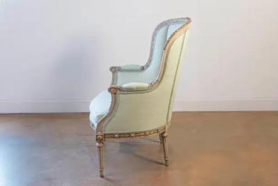 Pair of French Louis XVI Style 1900s Painted and Parcel Gilt Berg res Chairs