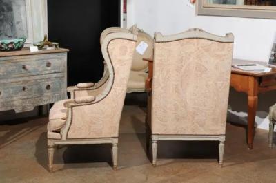 Pair of French Louis XVI Style Painted and Carved Wooden Berg res Oreilles