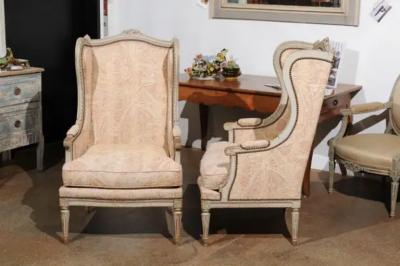 Pair of French Louis XVI Style Painted and Carved Wooden Berg res Oreilles