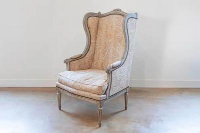 Pair of French Louis XVI Style Painted and Carved Wooden Berg res Oreilles