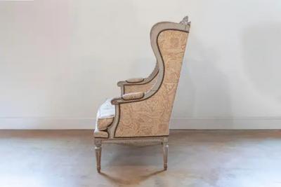 Pair of French Louis XVI Style Painted and Carved Wooden Berg res Oreilles