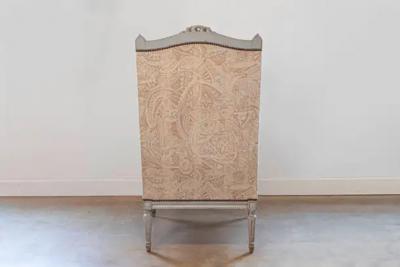 Pair of French Louis XVI Style Painted and Carved Wooden Berg res Oreilles