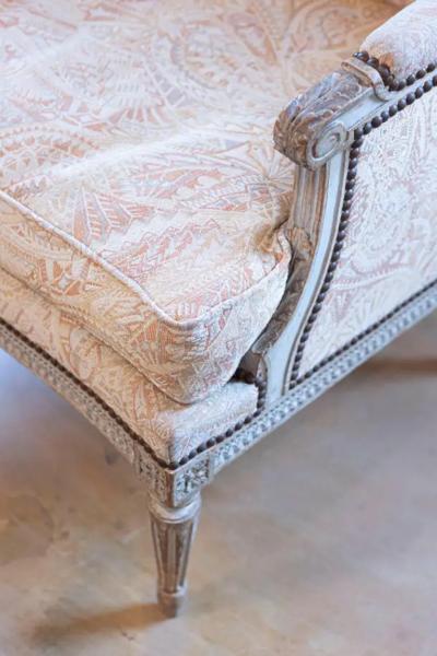 Pair of French Louis XVI Style Painted and Carved Wooden Berg res Oreilles