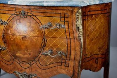 Pair of French early 20thc highly decorative Kingwood bombe commodes