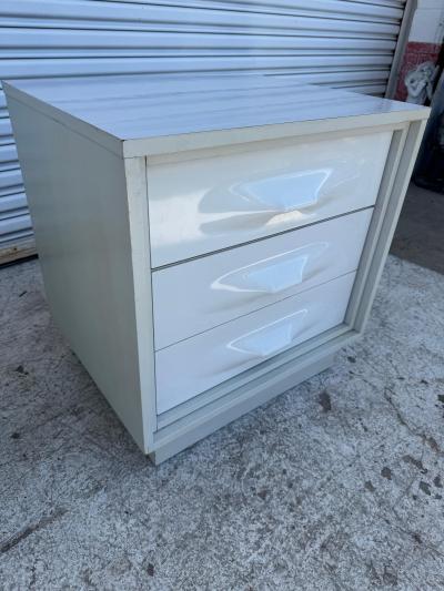 Pair of Giovanni Maur For Treco Gray Lacquer and White Acrylic Nightstands