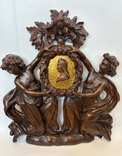 Pair of Italian wall plaques of 2 kneeling figures hold an oval frame portrait