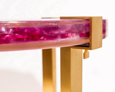 Pedestal table in resin with inclusions and gold plated brass