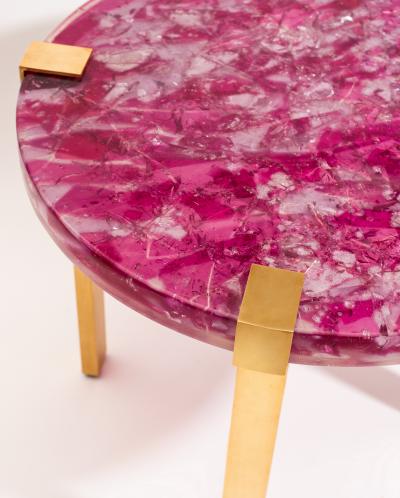 Pedestal table in resin with inclusions and gold plated brass
