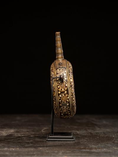 Powder flask in wood inlaid with bone German Nuremberg